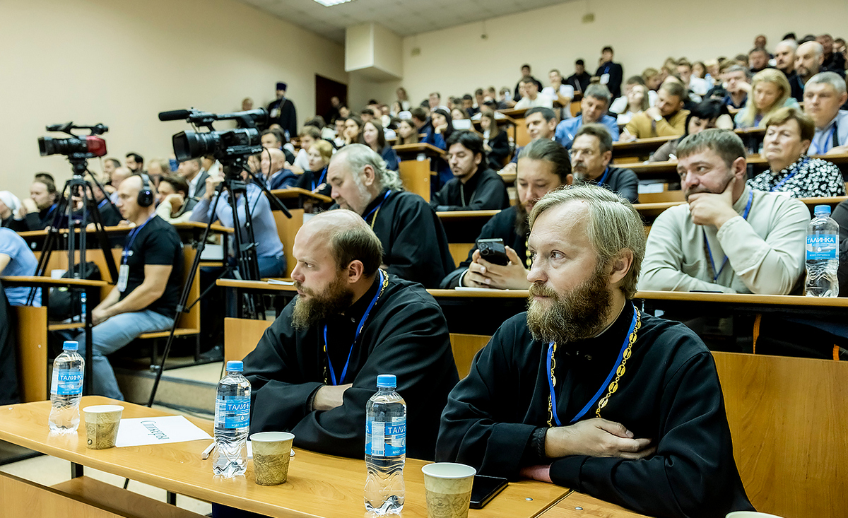 Магаданская и Синегорская епархия — Руководитель епархиального отдела по  вопросам физической культуры и спорта принял участие в работе первого  Всероссийского форума «Вера и спорт»